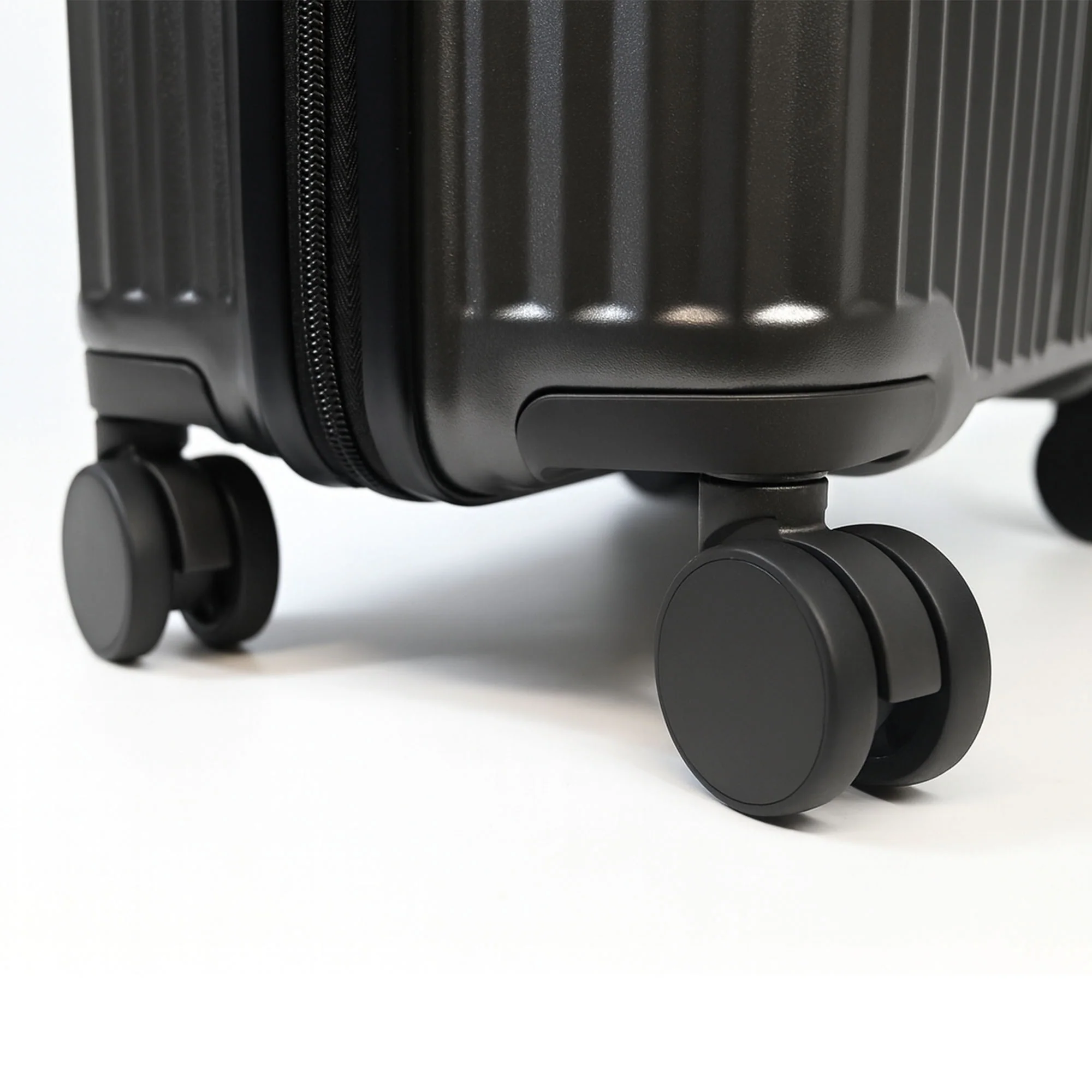 Air Glide 20" Cabin Suitcase  - 55 x 38 x 23cm in Black - Image 6