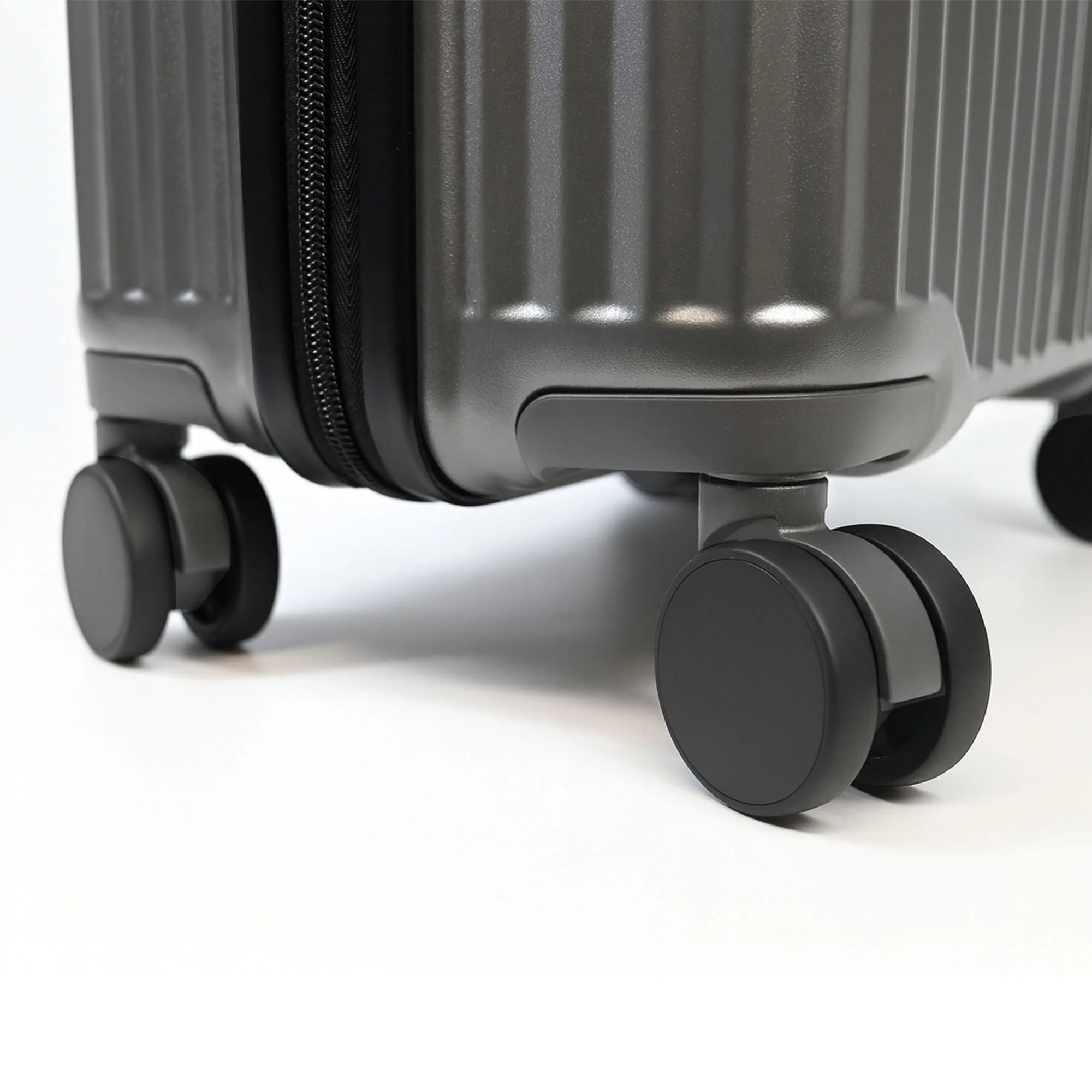 Air Glide 20" Cabin Suitcase - 55 x 38 x 23cm in Gunmetal - Image 6