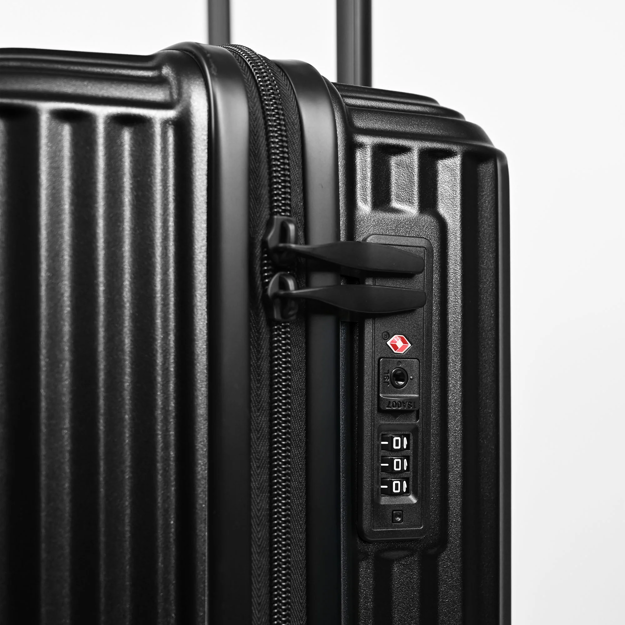Air Glide 28" Suitcase in Black - Image 7
