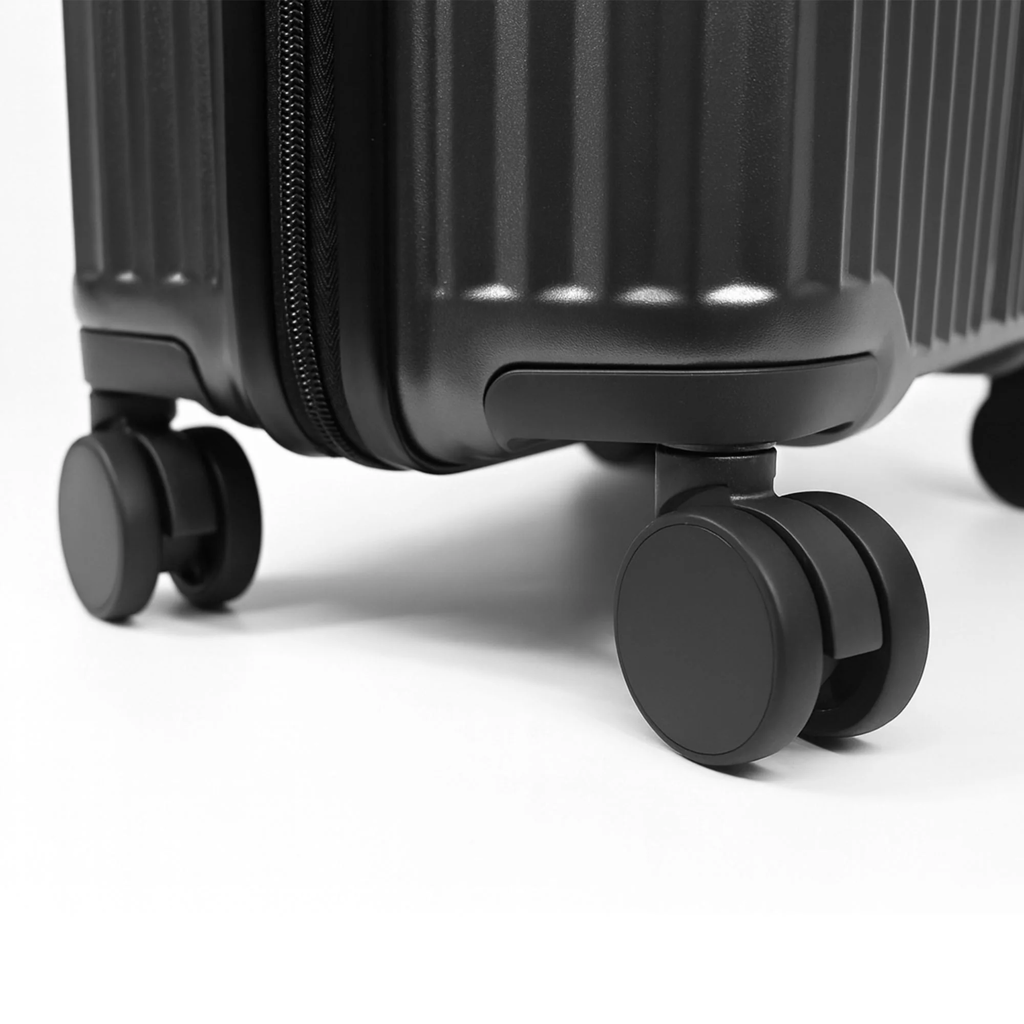 Air Glide 28" Suitcase in Gunmetal - Image 6