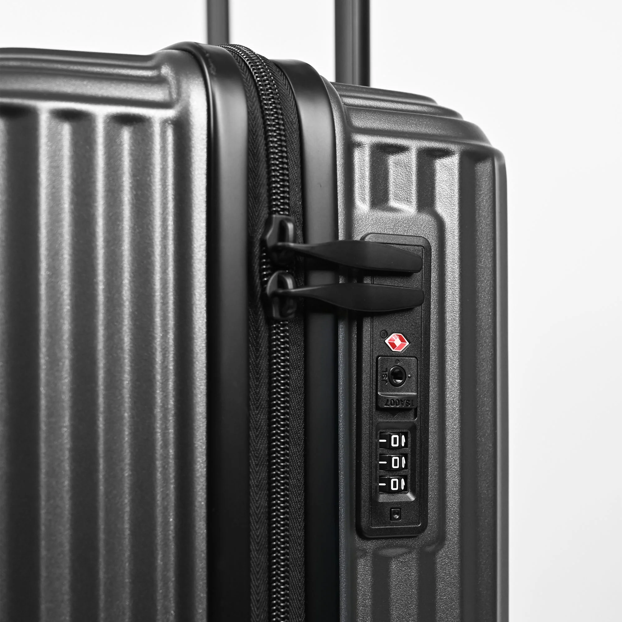 Air Glide 28" Suitcase in Gunmetal - Image 7
