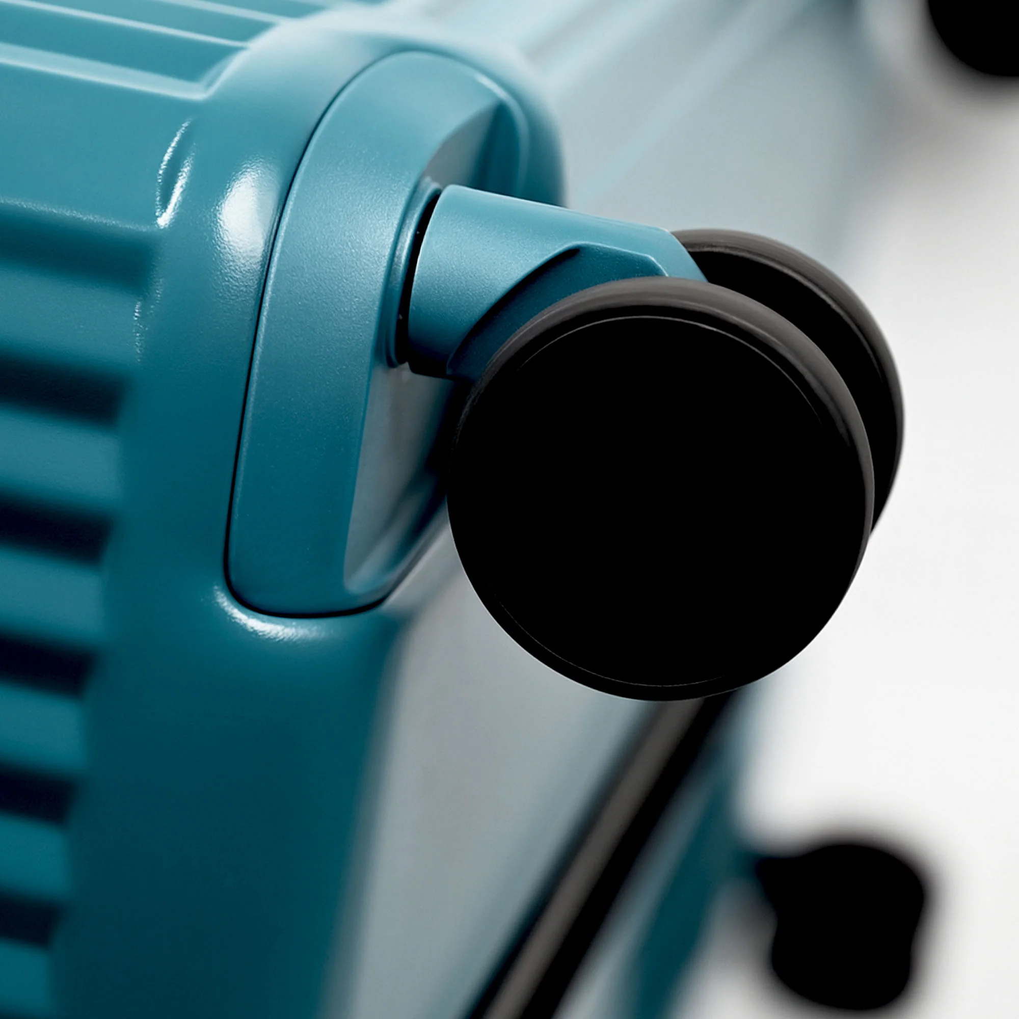 Air Glide 32" Suitcase in Teal - Image 6