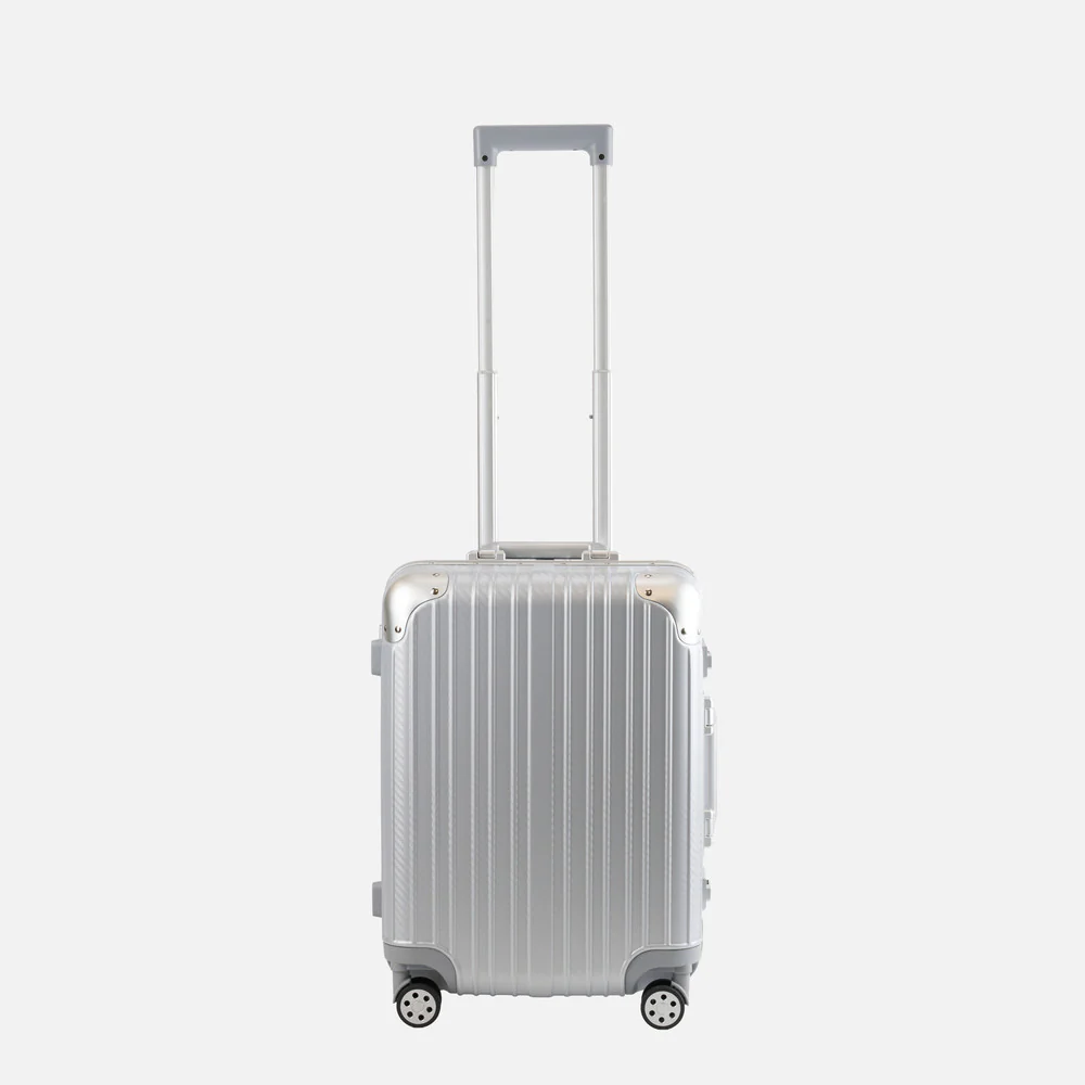 Oasis 24" Medium Suitcase - 67 × 46 × 29cm in Silver - Image 3
