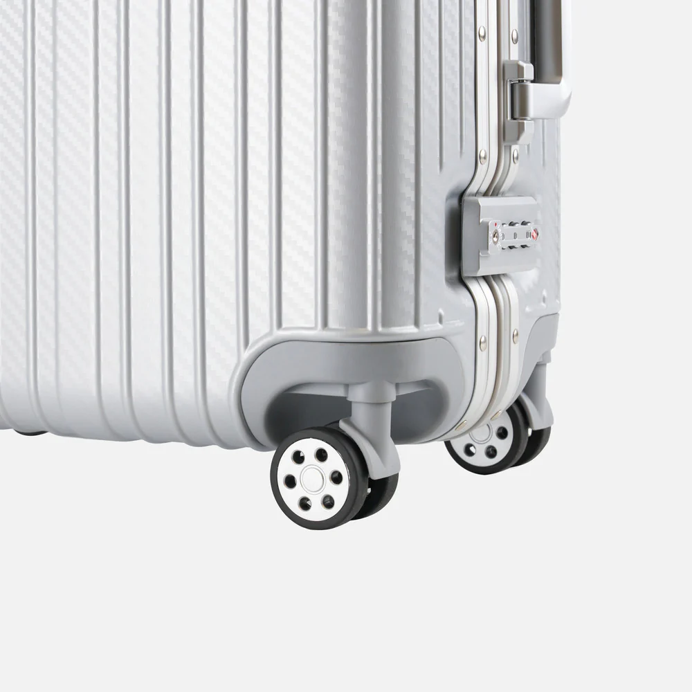 Oasis 24" Medium Suitcase - 67 × 46 × 29cm in Silver - Image 11