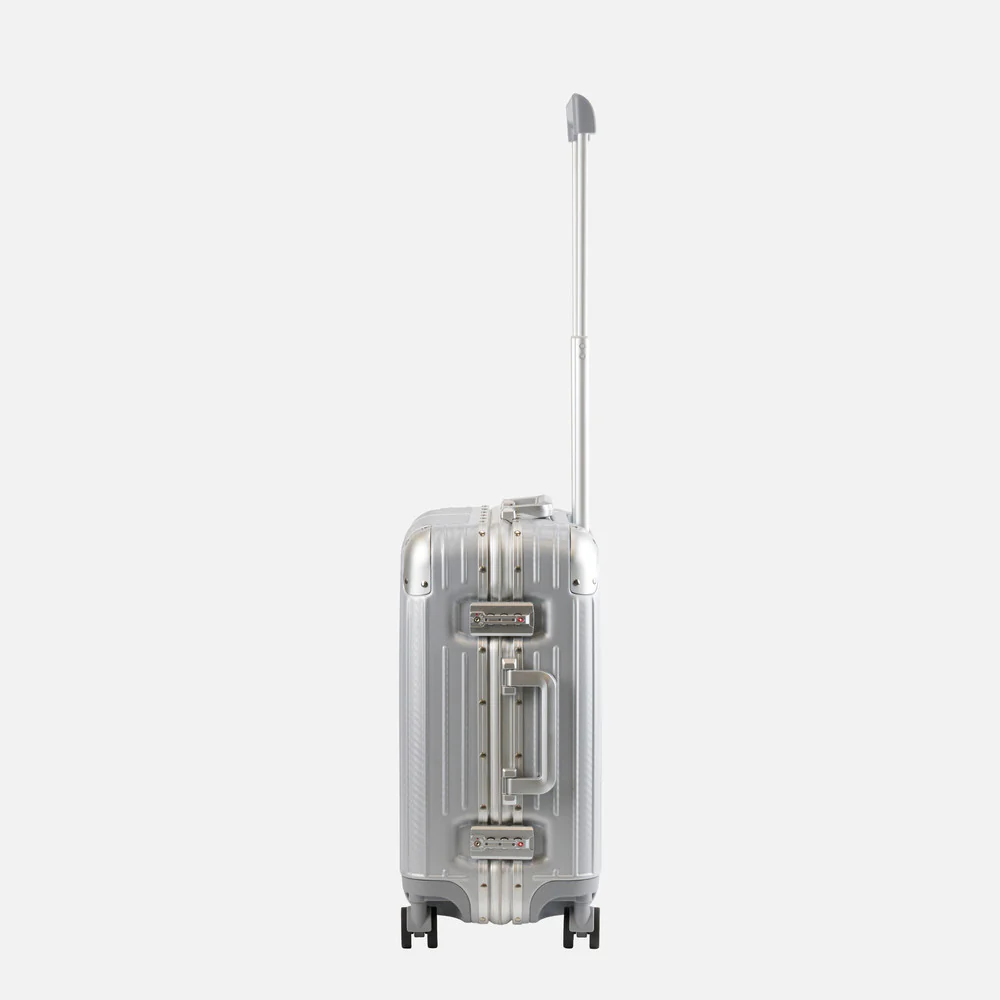Oasis 24" Medium Suitcase - 67 × 46 × 29cm in Silver - Image 4