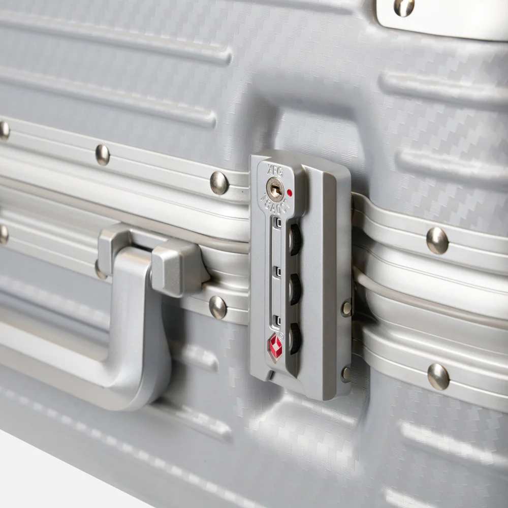 Oasis 24" Medium Suitcase - 67 × 46 × 29cm in Silver - Image 6