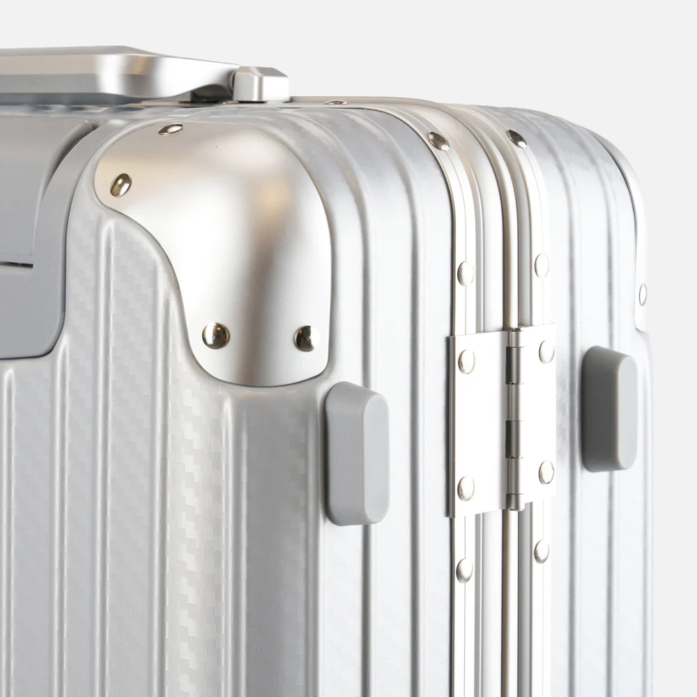 Oasis 24" Medium Suitcase - 67 × 46 × 29cm in Silver - Image 7