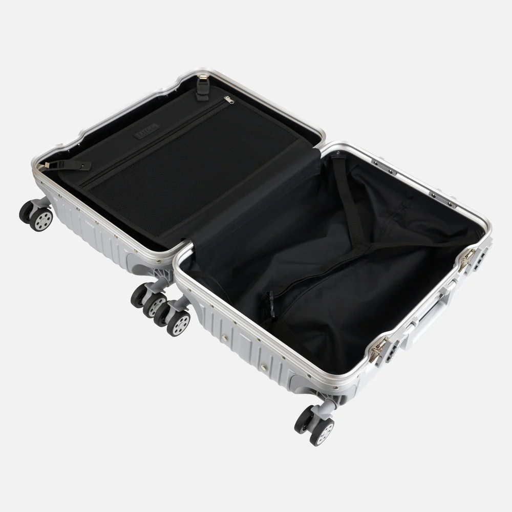 Oasis 24" Medium Suitcase - 67 × 46 × 29cm in Silver - Image 9