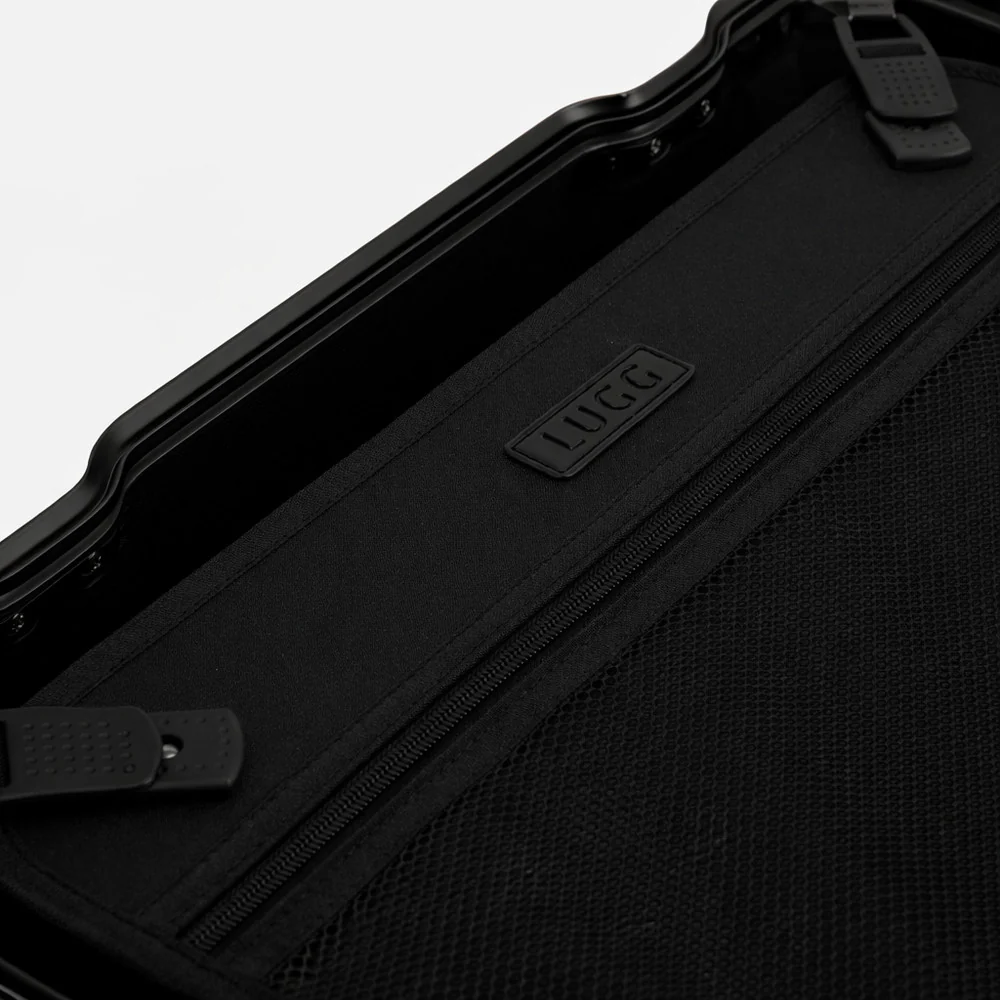 Oasis 24" Medium Suitcase - 67 × 46 × 29cm in Black - Image 10