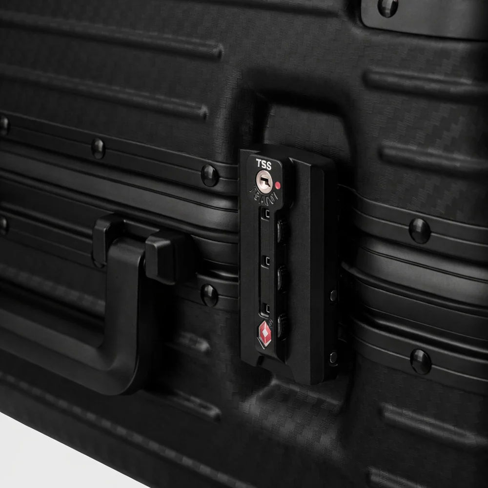 Oasis 24" Medium Suitcase - 67 × 46 × 29cm in Black - Image 5